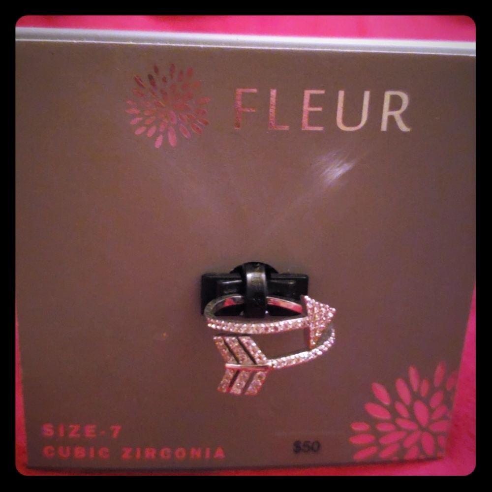 Fleur cubic zirconia arrow ring size 7